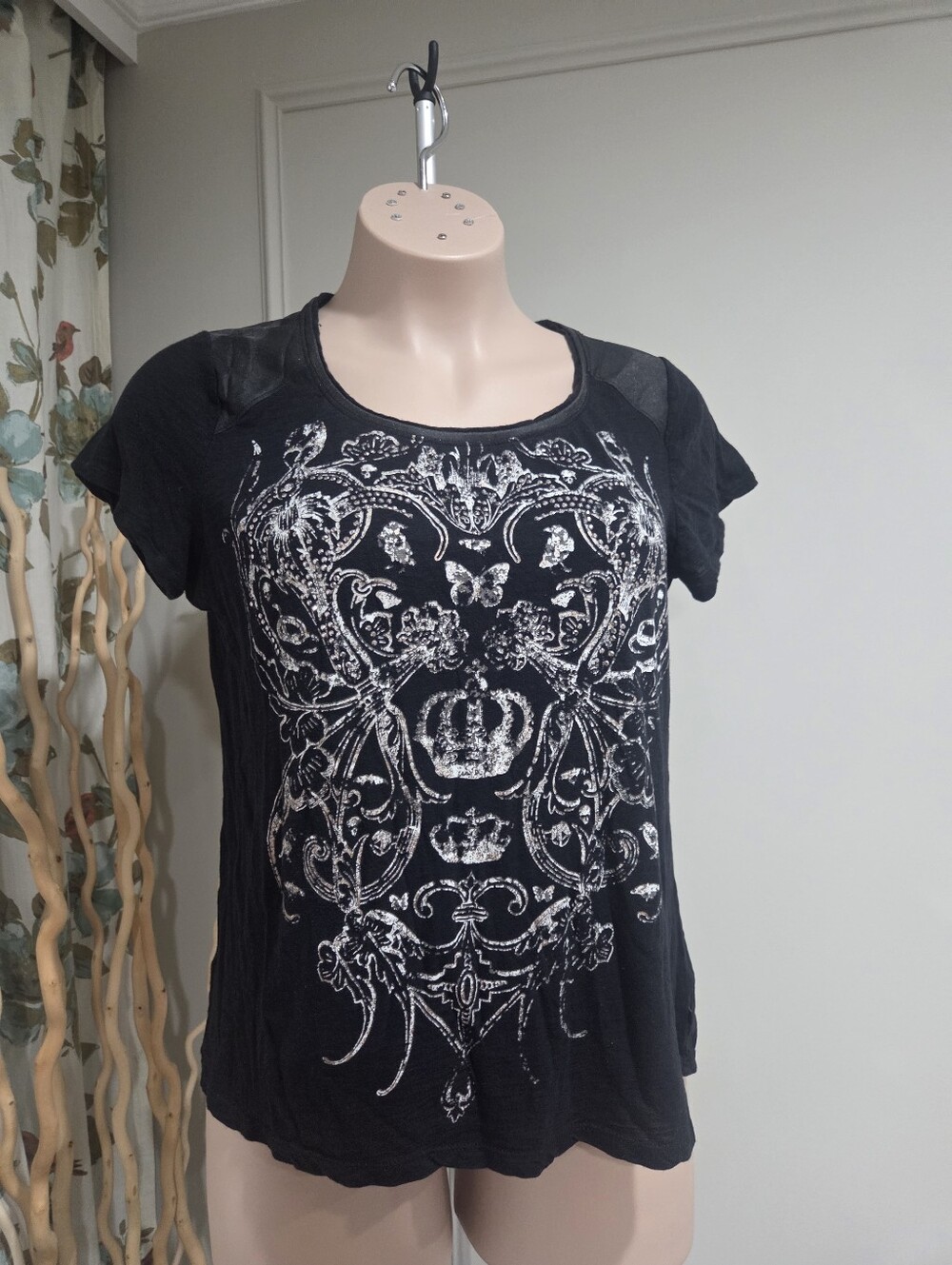 Rock & Republic Black Short-Sleeve Tee with Silver Ornate Graphic Sz.XL1